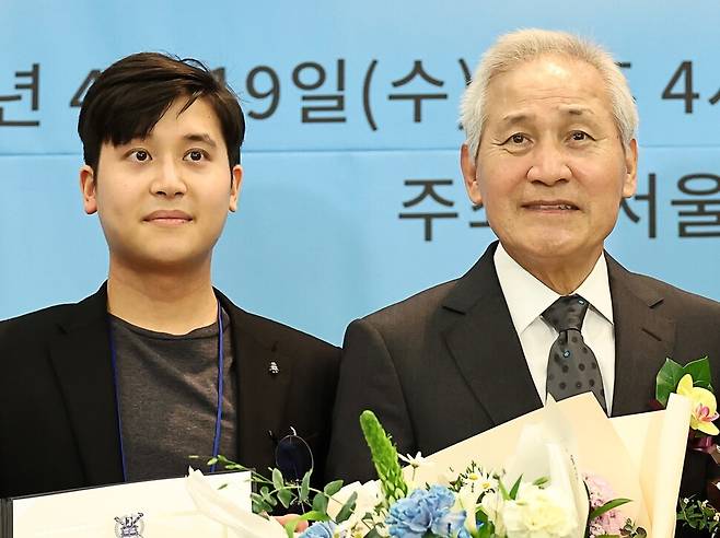 2023년 4월19일 서울 중구 프레스센터에서 4·19 민주평화상을 수상한 배우 안성기(오른쪽)와 차남 안필립. 연합뉴스