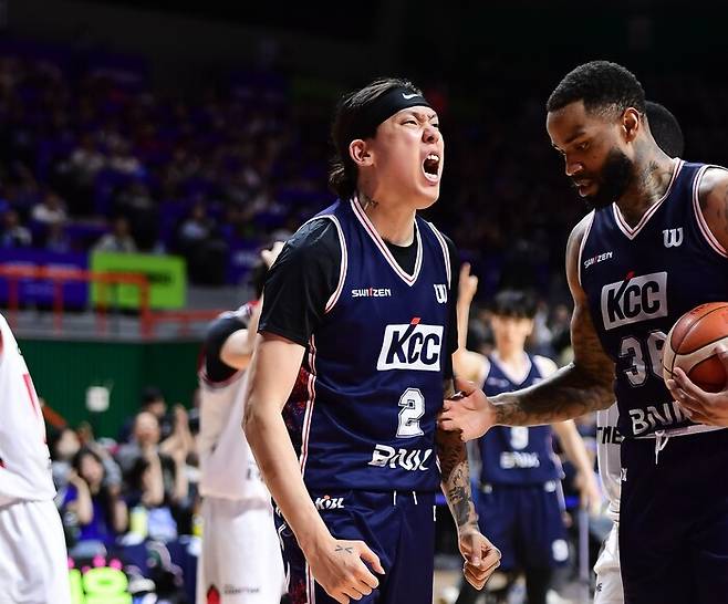 최준용(부산 KCC)이 28일 부산사직체육관에서 열린 2025~2026 남자프로농구 4강 플레이오프(PO) 3차전에서 득점한 뒤 포효하고 있다. 한국농구연맹 제공