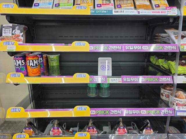 5일부터 시작된 화물연대의 파업으로 27일 서울의 한 CU 점포 간편식 매대가 텅 비어 있다. 독자 제공
