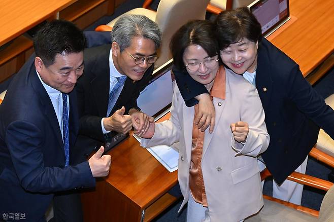 추미애 경기지사 후보가 28일 국회에서 열린 제434회 국회 제8차 본회의를 마친 뒤 의원들과 기념촬영을 하고 있다. 박시몬 기자