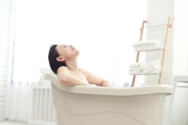 고개를 뒤로 심하게 젖히면 목 뒤쪽을 지나는 척추동맥이 눌리거나 꺾이면서 뇌로 가는 혈류가 줄어들 수 있다./사진=클립아트코리아