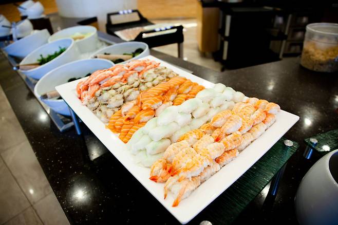 해산물 뷔페에서 식재료가 제대로 관리되지 않을 경우 식중독 위험이 크다. /클립아트코리아