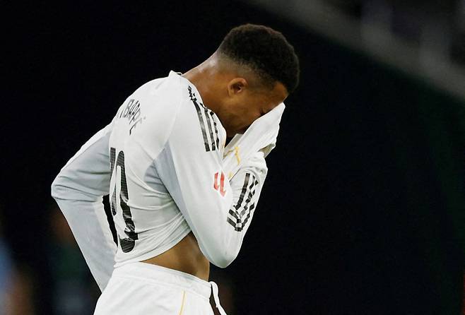 <yonhap photo-5003="">25일 베티스와의 라리가 원정경기 중 아쉬움을 드러내는 레알 음바페. 로이터=연합뉴스</yonhap>