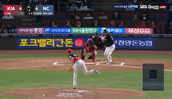 28일 창원 KIA전 6회 무사 2루에서 강공 전환하는 이우성의 모습. 높은 쪽 코스였지만 헛스윙을 하지 않고 안타로 연결했다. SBS스포츠 캡처