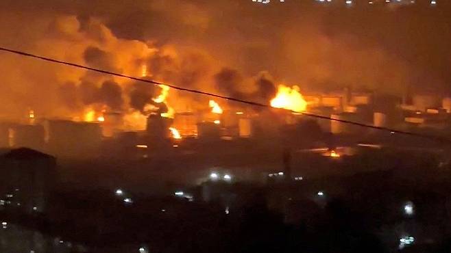 20일(현지시간) 러시아 투압세 정유시설이 우크라이나 드론의 공격을 받는 모습