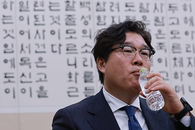 28일 국회 윤석열 정권 정치검찰 조작기소 의혹 사건 진상규명 국정조사특별위원회 제11차 전체회의에서 열린 종합 청문회에 김성태 전 쌍방울 회장이 증인으로 출석해 물을 마시고 있다. 2026.4.28 [사진=연합뉴스]