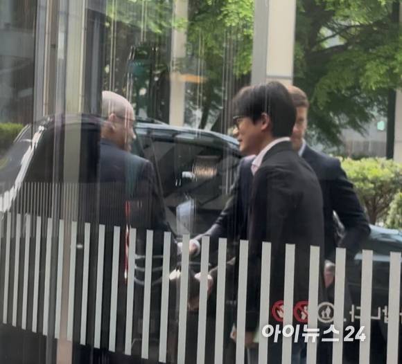 데미스 하사비스 구글 딥마인드 최고경영자(CEO)가 28일 서울 서초구 삼성전자 사옥을 나오면서 김정현 삼성전자 모바일경험(MX) 사업부 부사장과 악수하고 있다. [사진=권서아 기자]