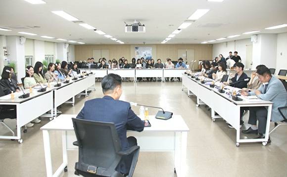 27일 오후 4시 30분 시청 3층 상황실에서 열린 AI 업무혁신 아이디어 데모데이 모습 [사진=안양시]