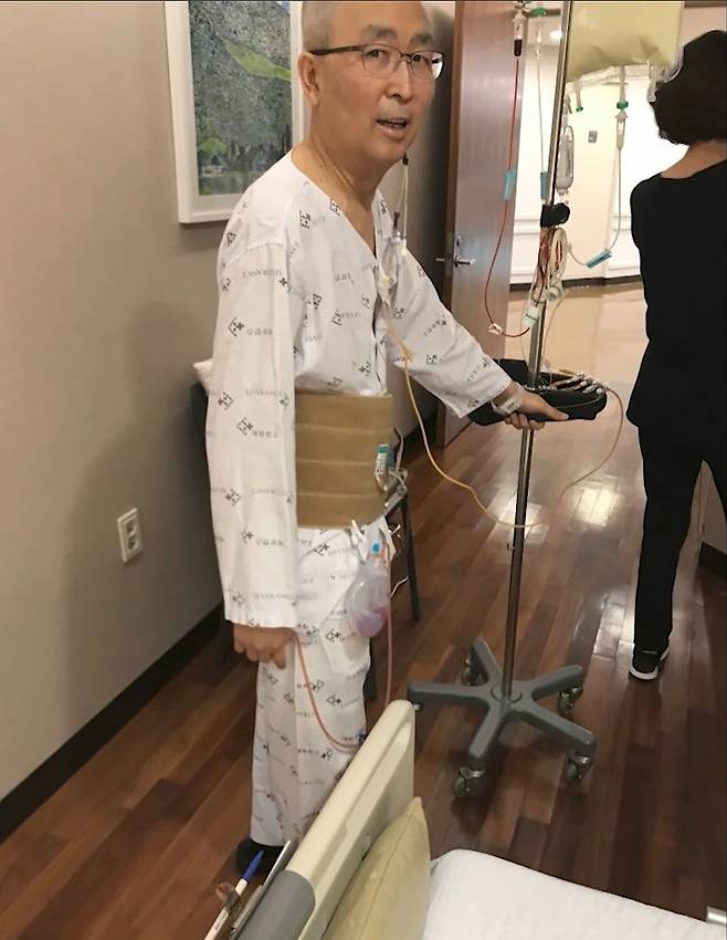 2018년 직장암 판정을 받고 첫 수술을 받은 나영무 원장의 모습. 사진 나 원장 제공