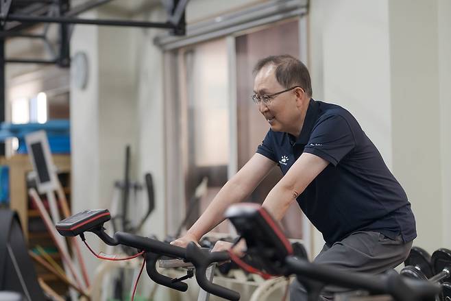 김연아, 축구 국가대표팀, 최가온 선수 등의 재활을 책임져온 나영무 솔병원 원장은 직장암 4기를 겪으며 본인 스스로 재활할 수 있는 '항암 생존 로드맵'을 만들었다. 사진은 직장암 완치 후 헬스장에서 운동하는 모습. 사진 나 원장 제공