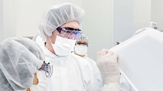 지난 2022년 이재용 삼성전자 부회장이 인천 송도에 있는 삼성바이오로직스 제4공장을 방문해 생산 시설을 점검하고 있다. 뉴스1