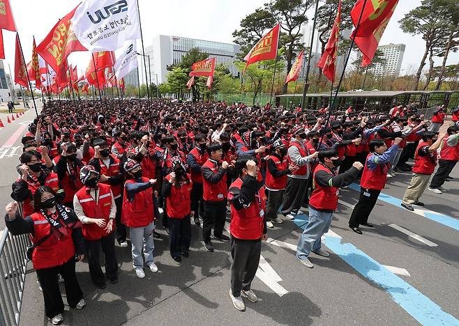 삼성바이오로직스 상생노동조합 조합원들이 지난 22일 인천 연수구 삼성바이오로직스 송도 사업장 앞에서 열린 투쟁 결의대회에서 임금인상 등을 요구하며 투쟁을 외치고 있다. 뉴시스