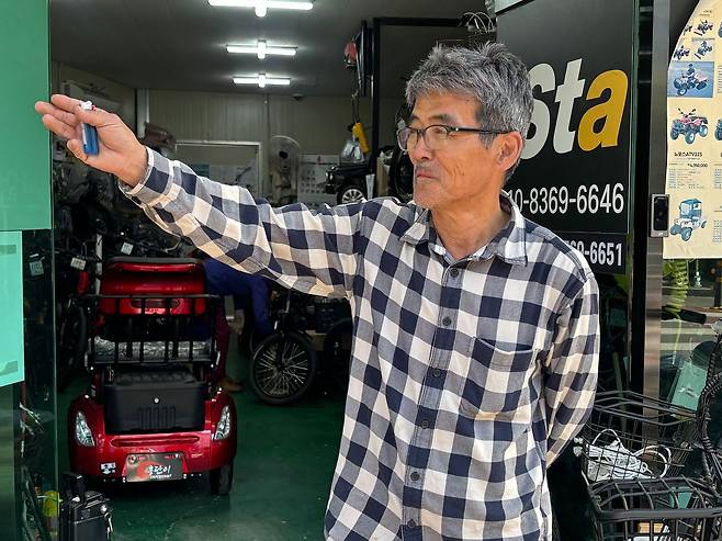 27일 대구 달성공원 앞에서 자전거 가게를 운영하는 이영수(65)씨는 ″국민의힘을 찍어주만 마는데(뭐하는데)″라며 더불어민주당 김부겸 후보를 뽑겠다고 했다. 류효림 기자