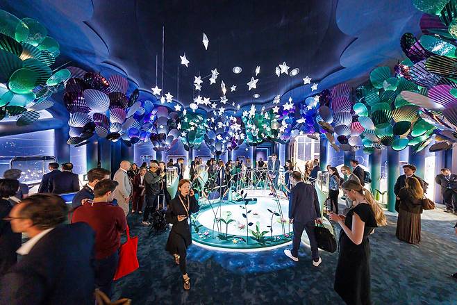 프랑스를 대표하는 하이 주얼리 & 워치 브랜드 반클리프 아펠의 부스. 박람회에 참가하는 브랜드는 매년 출시하는 제품의 기능과 디자인에 따라 부스를 꾸민다. 사진 워치스&원더스 제네바