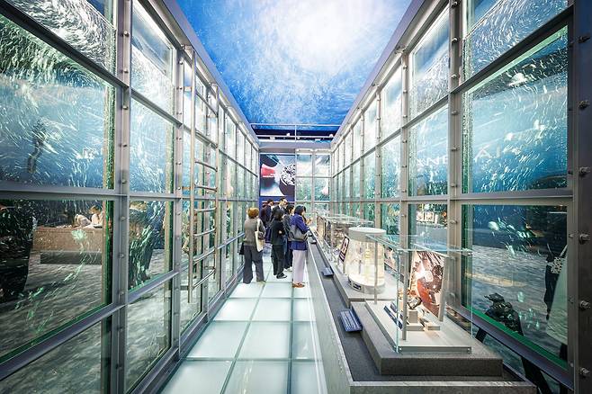 파네라이는 해군 납품용 전문 다이버 시계로 시작한 역사에 착안해 심해 이미지와 군용 케이지 모형으로 부스를 꾸몄다. 사진 워치스&원더스 제네바