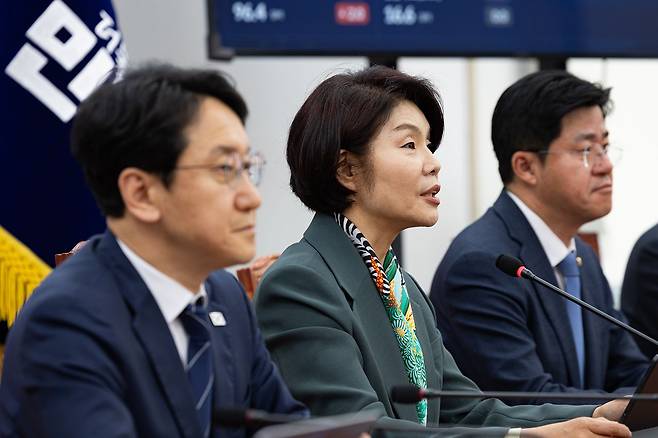 한정애 더불어민주당 정책위의장이 28일 서울 여의도 국회에서 열린 원내대책회의에서 모두 발언을 하고 있다. 뉴스1