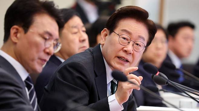 이재명 대통령이 28일 청와대에서 열린 제18회 국무회의 겸 제6차 비상경제점검회의에서 발언을 하고 있다. 뉴스1