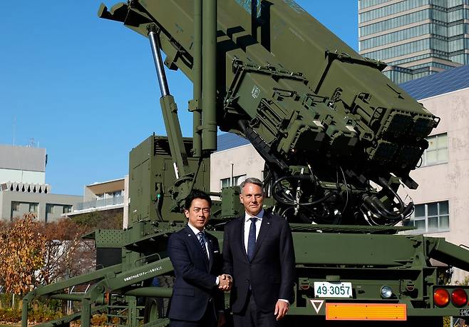 고이즈미 신지로 일본 방위상이 지난해 12월 방위성에서 리처드 말스 호주 국방장관과 악수를 나누고 있다. AP=연합뉴스