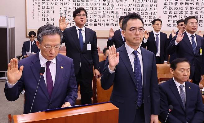 정성호 법무부 장관과 증인들이 28일 국회에서 열린 윤석열정권정치검찰조작기소의혹사건진상규명국정조사특별위원회 전체회의에서 선서를 하고 있다. 임현동 기자