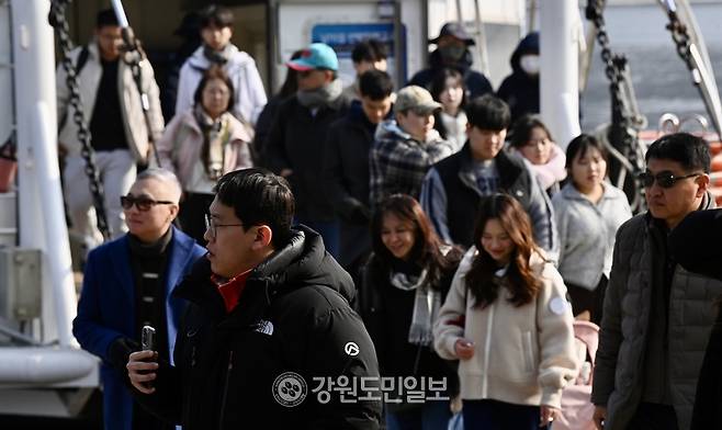 ▲ 춘천 남이섬 선착장에서 관광객들이 배에서 하선하고 있다. 방도겸 기자