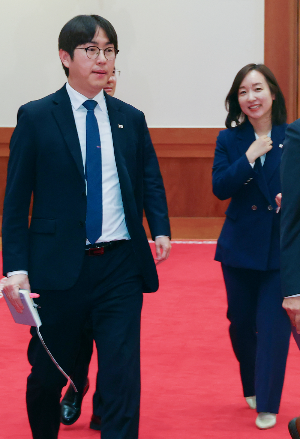 ▲ 하정우 AI미래기획수석(왼쪽)과 전은수 대변인이 지난 27일 이재명 대통령과 데미스 허사비스 구글 딥마인드 최고경영자(CEO)의 면담이 열리는 청와대 접견실에 들어서고 있는 모습. 연합뉴스