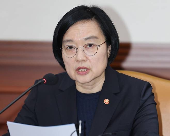 한성숙 중소벤처기업부 장관이 지난 24일 서울 종로구 정부서울청사에서 열린 비상경제본부회의 겸 경제관계장관회의 겸 국가창업시대전략회의에서 발언하고 있다. 연합뉴스