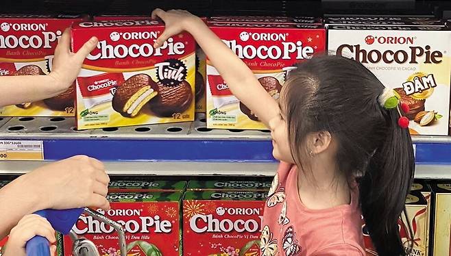 베트남 호찌민에 있는 한 대형 마트에서 현지 고객이 초코파이를 고르고 있다. (사진=오리온)