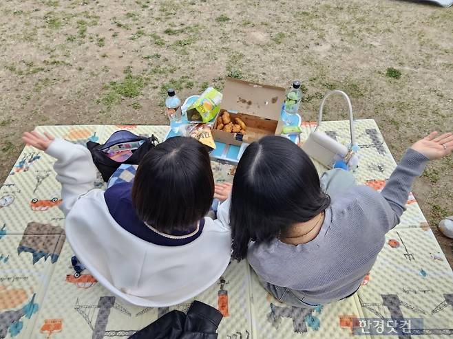 지난 23일 오후 5시경 서울 광진구 자양동 뚝섬유원지에서 30대 안모씨가 한국 여행을 처음 온 일본인 친구에게 한강 문화를 소개하기 위해 치킨을 함께 먹고 있다. /사진=박수빈 기자