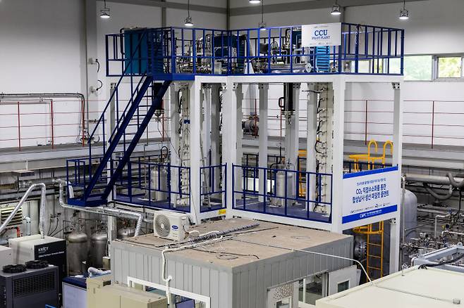 한국화학연구원 연구진이 고안한 액체 탄화수소 생산 시범설비. 하루 50㎏의 액체 탄화수소를 만들 수 있다. 한국화학연구원 제공