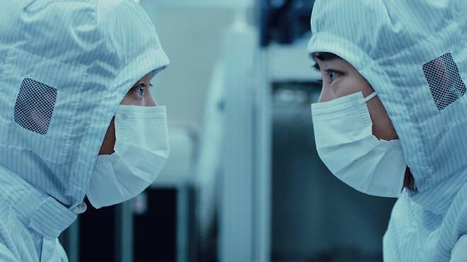 <새벽의 Tango> 주인공들이 방진복을 입고 대화하고 있다. 스튜디오 디에이치엘 제공