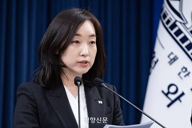 전은수 청와대 신임 대변인이 지난 3일 춘추관에서 출퇴근 시간대 대중교총 혼잡완화 대책관련 브리핑을 하고 있다. 청와대사진기자단