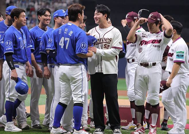 “먼저 갈게” 박병호 키움 히어로즈 코치가 지난 26일 서울 고척스카이돔에서 열린 은퇴식에 참석해 삼성 강민호와 대화하고 있다. 연합뉴스