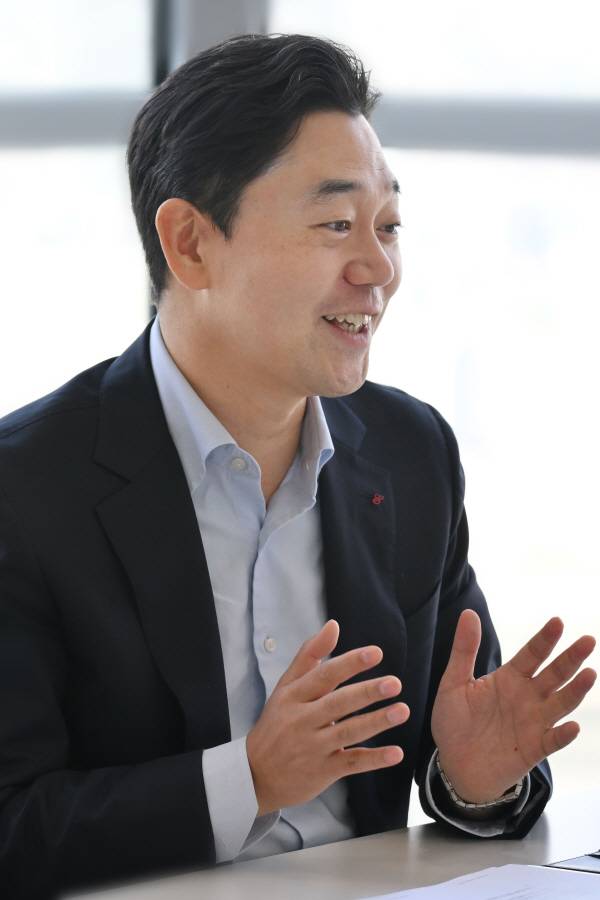 권영대 EY 한영산업연구원장이 16일 서울 여의도 파크원 타워 49층에 위치한 사무실에서 국제신문과 인터뷰를 하고 있다. 김정록 기자