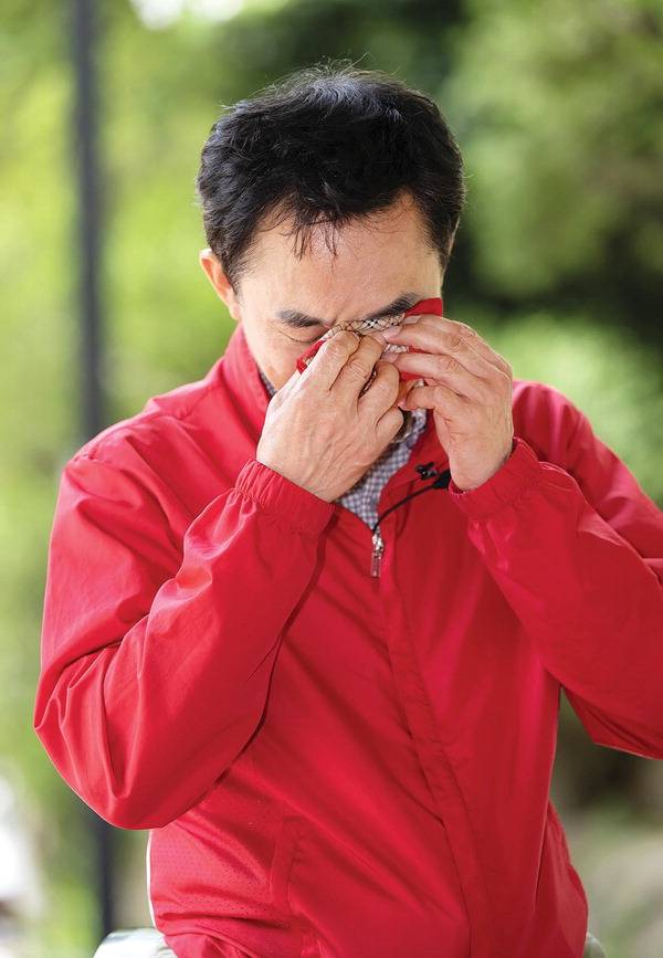 박민식 전 국가보훈부 장관이 28일 부산 북구 만덕동의 한 공원에서 국제신문과 인터뷰를 하던 중 감정에 북받쳐 눈물을 흘리고 있다.  전민철 기자