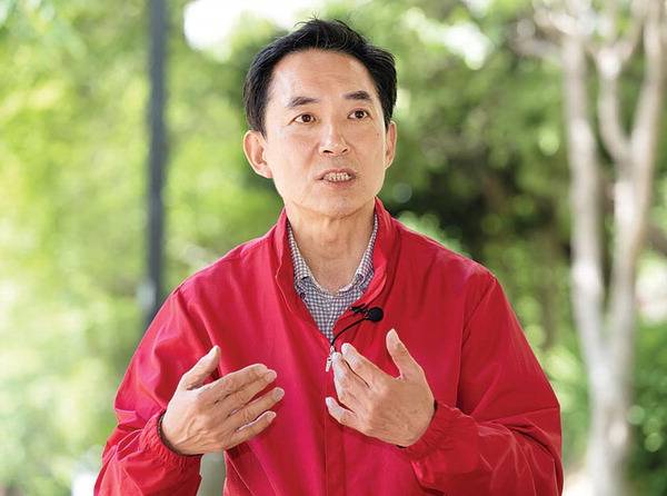 박 전 장관이 취재진의 질문에 답하는 모습.