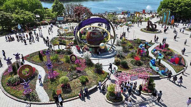 Visitors take in the blooms at the International Horticulture Goyang Korea festival held at Ilsan Lake Park in Goyang, Gyeonggi, on April 26. [NEWS1]