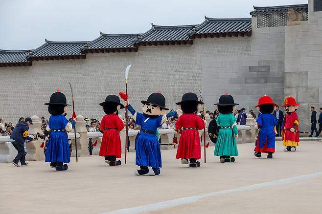 Palace guard changing ceremony with costume heads is held in front of Gwanghwamun in 2025 [KOREA HERITAGE SERVICE]