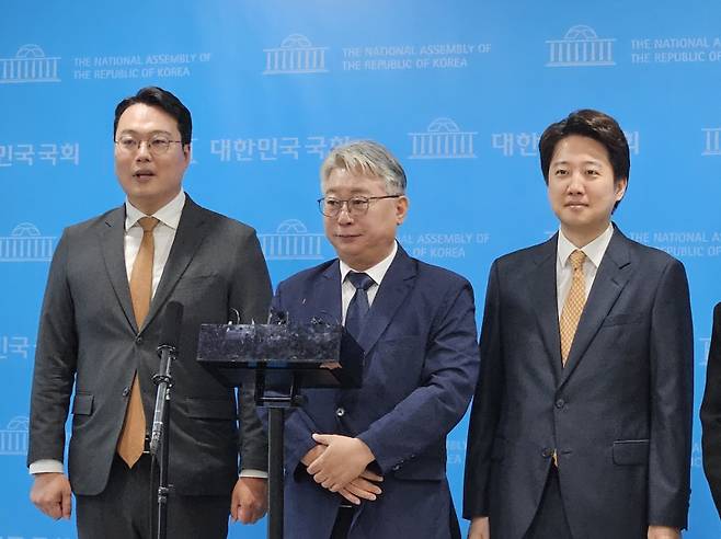 (왼쪽부터) 천하람 개혁신당 원내대표, 조응천 경기도지사 후보, 이준석 대표가 28일 국회에서 경기지사 출마 기자회견을 하고 있다. 이은서 기자
