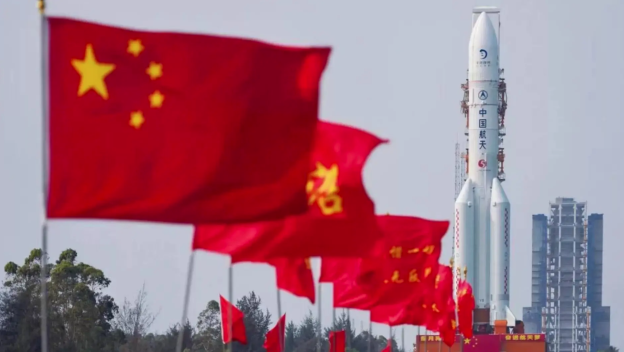 중국의 창정-5 로켓이 2024년 5월 하이난섬 원창 우주발사장에서 발사를 기다리는 장면. 소후닷컴