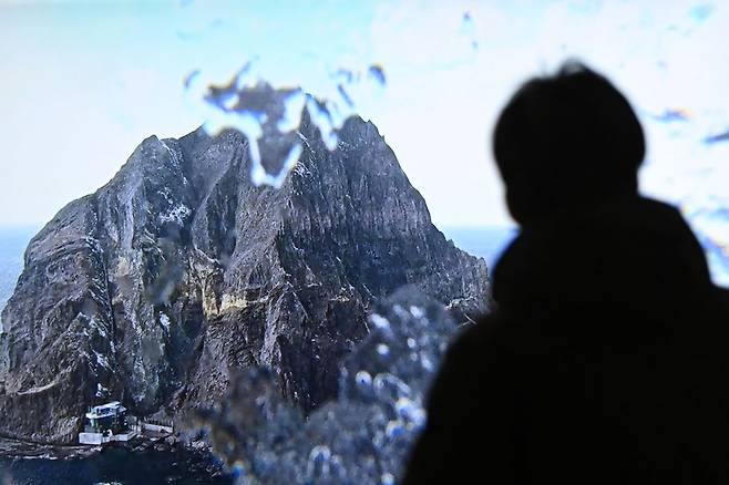 서울 종로구 정부서울청사에 독도의 모습이 생중계되고 있다. 윤웅 기자