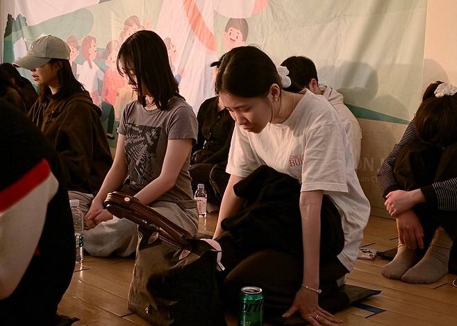 기도회 참석한 청년이 27일 경기도 수원제일교회에서 무릎을 꿇고 기도하고 있다.