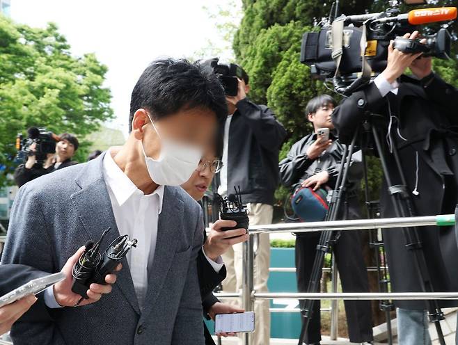금품을 받고 재력가의 아내인 유명 인플루언서의 사기 사건을 덮은 혐의를 받는 현직 경찰관이 지난 22일 서울 양천구 남부지법에서 열린 구속 전 피의자 심문(영장실질심사)에 출석하는 모습. 연합뉴스