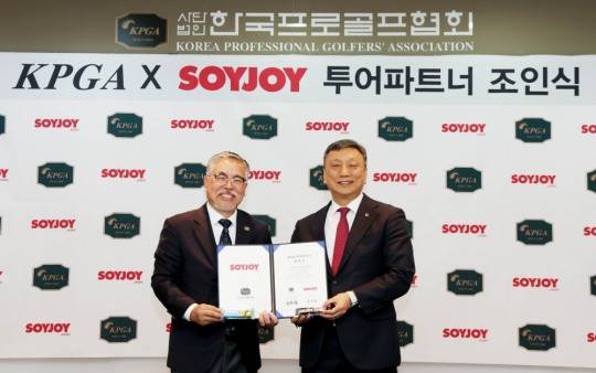왼쪽부터 투어 파트너 조인식에 참석한 김원섭 KPGT 대표이사와 문성호 한국오츠카제약 대표이사. /KPGA