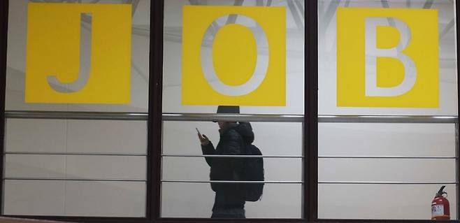 서울시내 대학의 취업정보 게시판에 기업들의 모집관련 공고가 붙어 있다. [한주형기자]