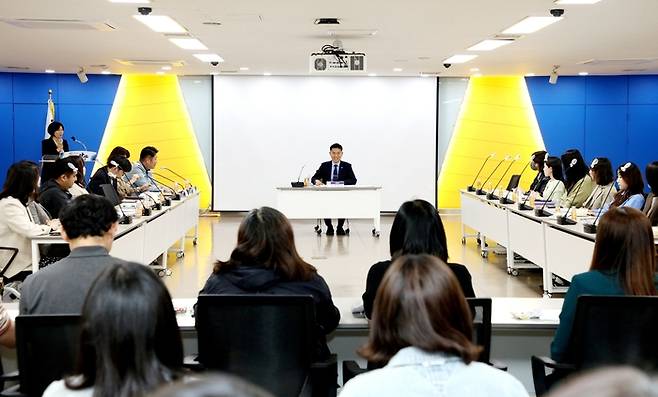 안양시 공무원들이 AI 활용사례를 발표하고 있다. [안양시]