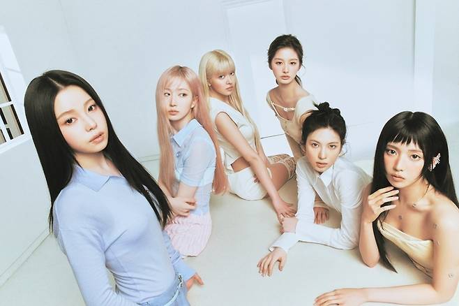 엔믹스가 미니 5집 ‘헤비 세레나데(Heavy Serenade)’ 발매를 앞두고 공개한 콘셉트 사진. JYP엔터테인먼트