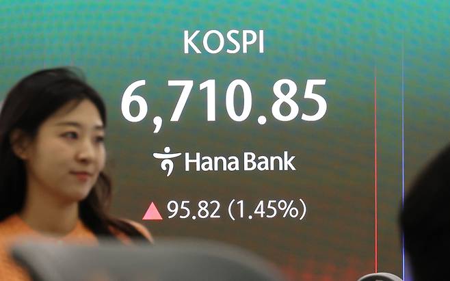28일 서울 하나은행 본점 딜링룸에서 딜러들이 업무를 보고 있다. [연합뉴스]