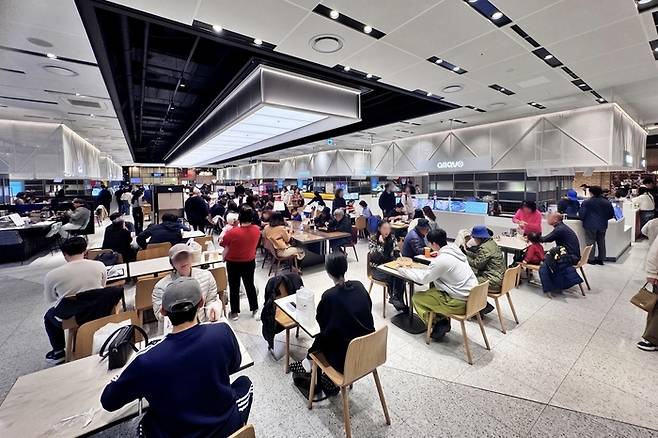 인천점 지하 1층 미래형 식품관인 ‘푸드 에비뉴’에 방문한 많은 고객들의 모습. [롯데백화점]