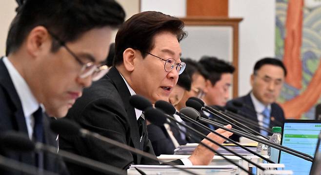이재명 대통령이 28일 청와대에서 열린 국무회의 겸 비상경제점검회의에서 발언하고 있다. 이 대통령은 "각 부처에서 생산적 공공 서비스 일자리를 발굴해달라"고 주문했다. 김호영 기자