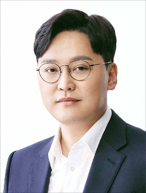 1982년생/ 서울대 치의학과/ 2007년 삼성의료원 전공의/ 2016년 (사)한국핀테크산업협회 초대회장/ 2020년 (사)코리아스타트업포럼 공동의장/ 2013년 비바리퍼블리카 대표이사(현)